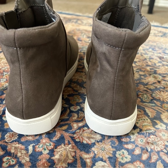 NWOT Izod grey/taupe suede side zip shirt boots. Size 8. Comfy and versatile - Picture 3 of 8